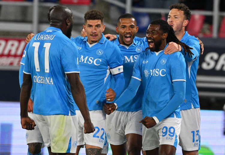 လက်ရှိမှာ စီးရီးအေ ချန်ပီယံဆု ရရှိဖို့ နာပိုလီက ၁:၄ နဲ့ ရေပန်းအစားဆုံး ဖြစ်နေပြီးတော့ အင်တာမီလန် ကတော့ ၇:၂ သတ်မှတ်ခံထားရပါတယ်။