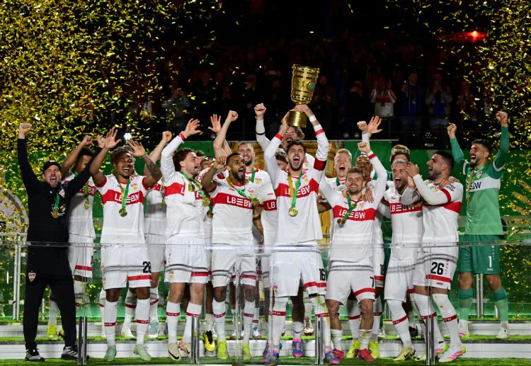 德国杯 斯图加特队在颁奖典礼上共同庆祝夺冠时刻。