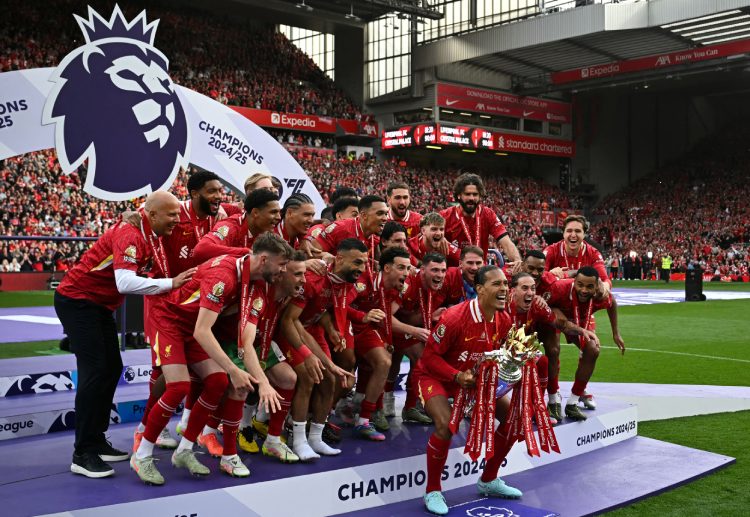 英超联赛 随着终场哨响，范戴克在主场球迷面前举起英超奖杯，现场掌声雷动。