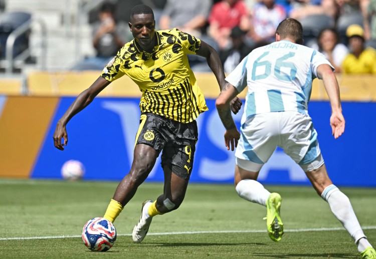 世俱杯 吉拉西在第24分钟的近距离射门,却被对方门将毫不费力地化解。