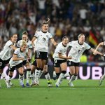 欧锦赛 在少一人的情况下，德国女足以6比5战胜法国，晋级四强，球员们在场上尽情庆祝。