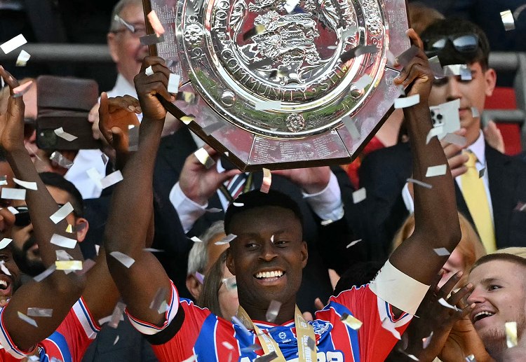 社区盾 首度捧起