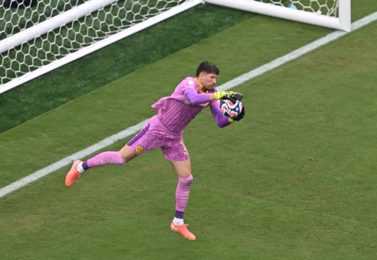 德甲联赛 凭借强大扑救与指挥能力，科贝尔已是多特防线支柱。