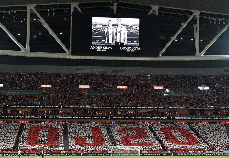 아틀레틱 빌바오와의 클럽 친선경기에서 고 디오고 조타를 기릴 리버풀 팬들
