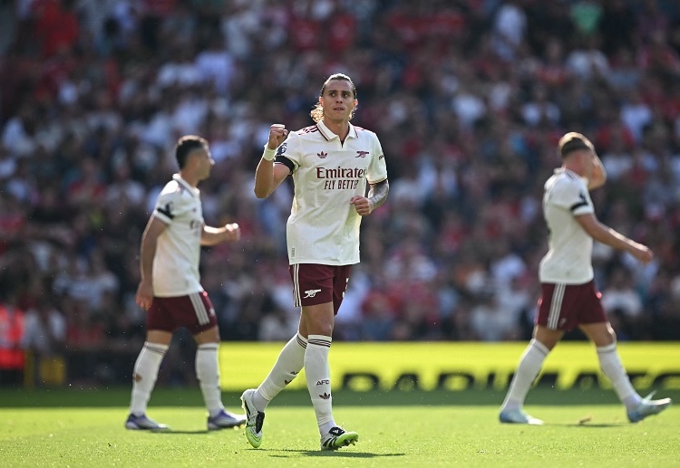 ဘာကြောင့်လဲ ဆိုတော့ အဲဒီ ၂ ပွဲ ပြီးရင် ယူနိုက်တက်က မြို့ခံ ပြိုင်ဘက် မန်စီးတီး၊ ချဲလ်ဆီး တို့နဲ့ ခက်ခဲ ကြပ်တည်းတဲ့ ပရီးမီးယားလိဂ် ပွဲစဉ်တွေ ဆက်တိုက် ကစားရတော့မှာ ဖြစ်လို့ပါ။