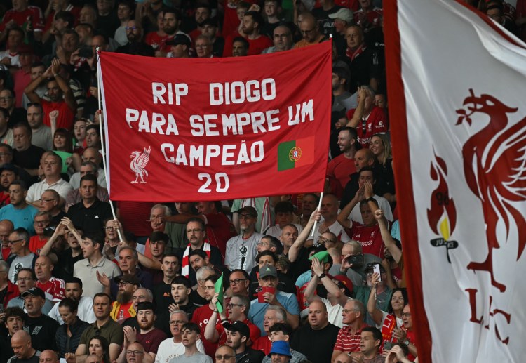 英超联赛 全场球迷齐声高唱《You’ll Never Walk Alone》,为若塔送上最后的告别。