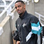 လစ်ဗာပူးလ် ကတော့ နယူးကာဆယ်ရဲ့ ဆွီဒင် တိုက်စစ်ကစားသမား အလက်ဇန္တား အိဆက်ခ်ကို ပရီးမီးယားလိဂ် သမိုင်းတလျှောက် စံချိန်တင် ပြောင်းရွှေ့ကြေး ဖြစ်တဲ့ ပေါင် သန်း ၁၃၀ နဲ့ ခေါ်ယူသွားနိုင်ခဲ့ပါတယ်။