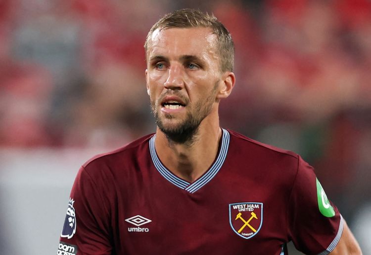 英超联赛  西汉姆联的绍切克因犯规踩踏帕利尼亚，被直接红牌罚下，球队只剩10人。