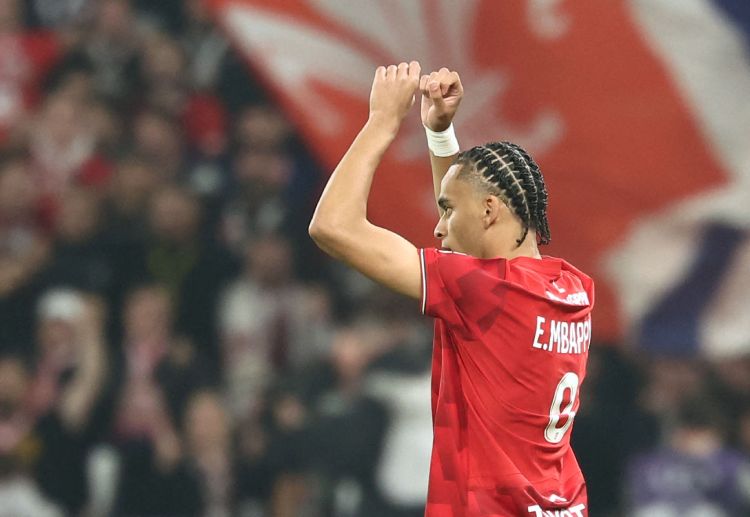 法甲联赛 埃唐·姆巴佩进球后指向基利安·姆巴佩并模仿其庆祝动作。