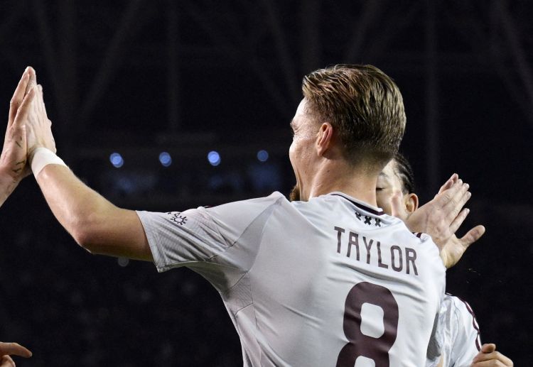 欧冠联赛 阿贾克斯队长泰勒因犯规动作过大,被主裁判直接出示红牌。