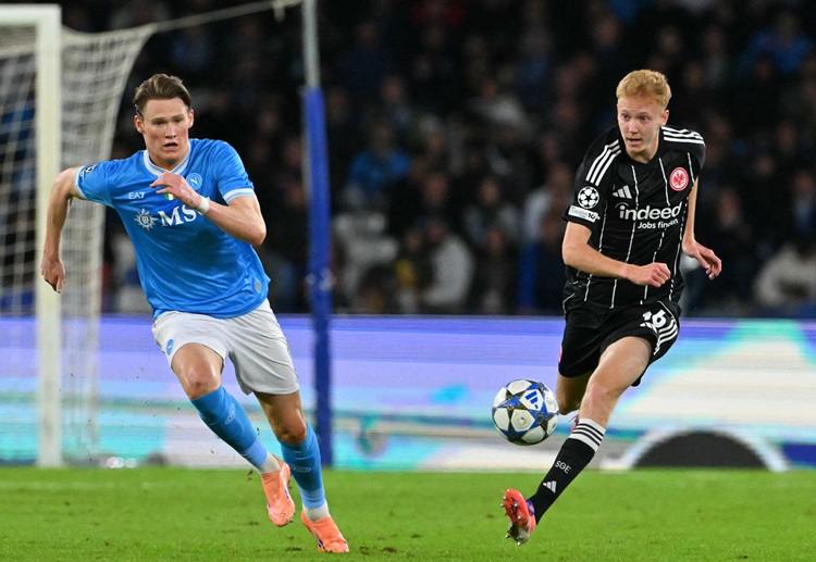 欧冠联赛 麦克托米奈多次射门未中,未能打破僵局