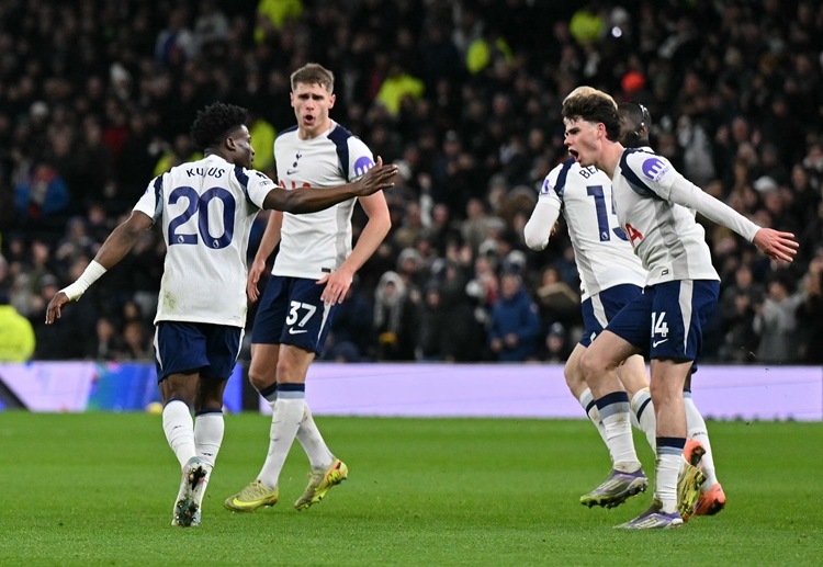 英超联赛 热刺的库杜斯在禁区右侧凌空抽射破门,将比分改写为1-2。