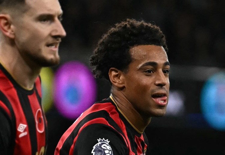 英超联赛 开场阶段,阿德利与亚当斯为伯恩茅斯建功。