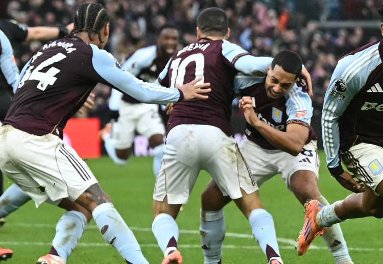 英超联赛 攻入绝杀球后，布恩迪亚振臂狂奔，现场维拉球迷随之沸腾