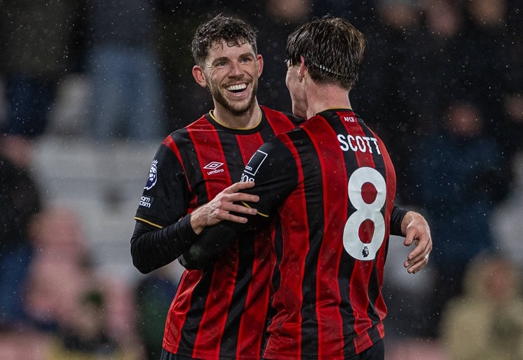 လစ်ဗာပူးလ်က လက်ရှိ ပရီးမီးယားလိဂ် အမှတ်ပေးဇယား အဆင့် ၄ နေရာမှာ ရပ်တည်နေပေမယ့် အကယ်၍ ယူနိုက်တက်နဲ့ ချဲလ်ဆီး တို့သာ နိုင်ပွဲ ရှာတွေ့ခဲ့မယ် ဆိုရင်တော့ သူတို့ရဲ့ လက်ရှိနေရာ ကနေ ဖယ်ပေးရဖို့ ရှိနေပါတယ်။