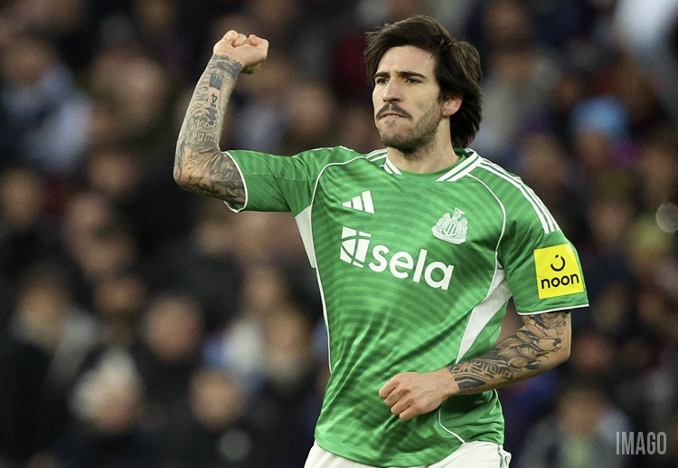 ပရီးမီးယားလိဂ် ထိပ်သီး ယူနိုက်တက်ဟာ ကွင်းလယ်ပိုင်းကို အင်အား ဖြည့်တင်းဖို့ ကစားသမားတွေ အပူတပြင်း ရှာဖွေနေပါတယ်။