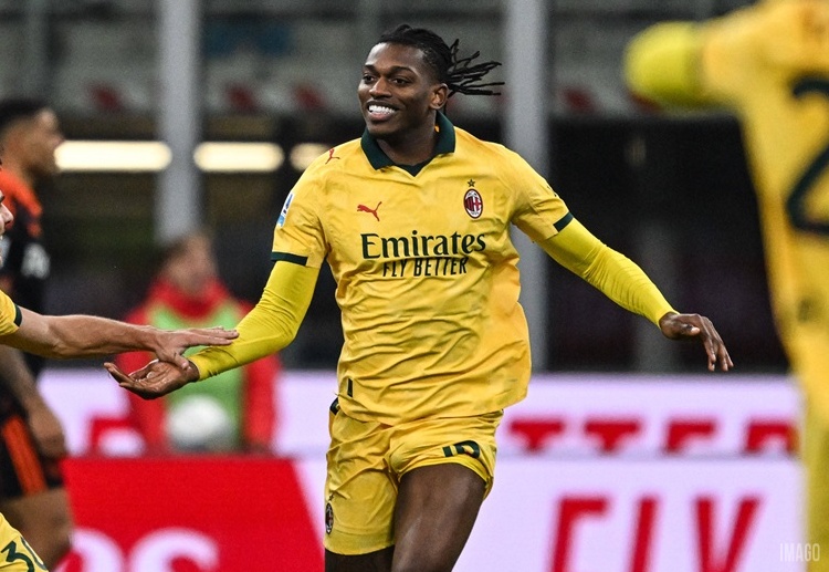 ပရီးမီးယားလိဂ် ကလပ် အာဆင်နယ် အသင်းဟာ အေစီမီလန် တိုက်စစ် ကစားသမား ရာဖေးလ် လီယာအိုရဲ့ အေးဂျင့်နဲ့ ဆွေးနွေးမှုတွေ ပြုလုပ်ခဲ့ပါတယ်။