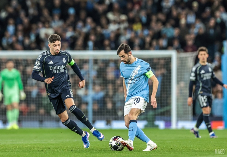 欧冠联赛 曼城队长贝尔纳多·席尔瓦在门前手球,被红牌罚下,皇马因此获得点球。