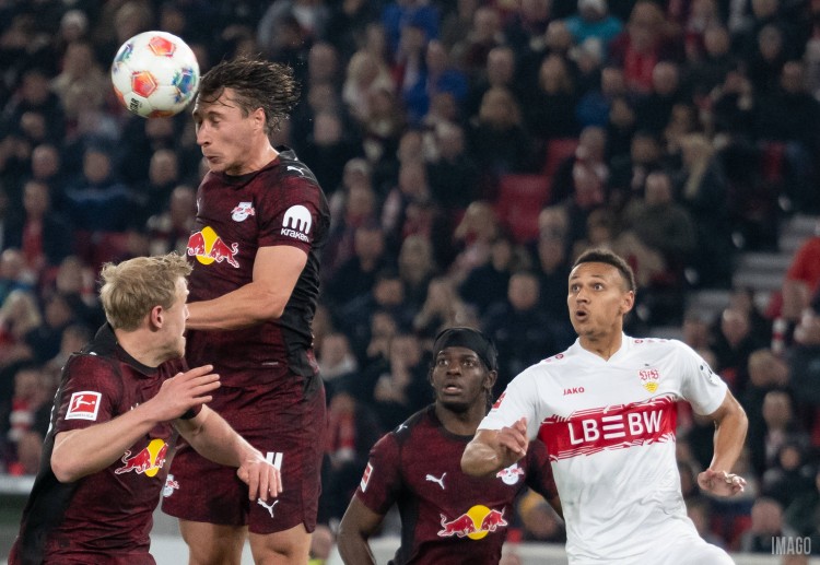 德甲联赛 比赛末端,奥尔班头球击中立柱,错失绝平良机。