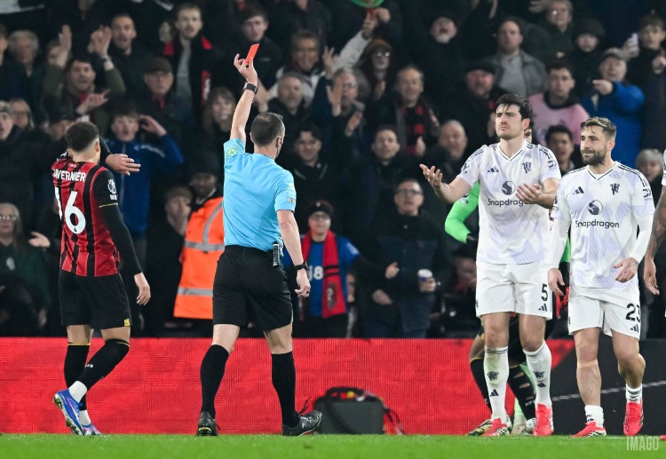 英超联赛 在比赛中，曼联后卫马奎尔禁区内犯规拉倒对手埃瓦尼尔森，吃到红牌被罚下场。