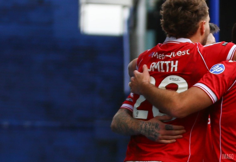 足总杯 雷克瑟姆依靠萨姆·史密斯和温达斯曾两次领先。